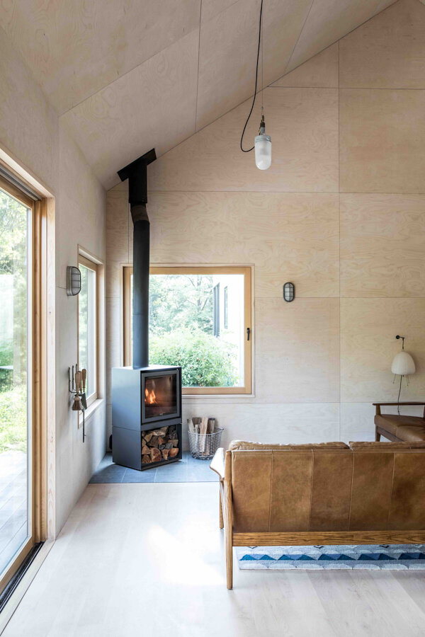  A woodstove by Stȗv keeps the living room toasty. Throughout, Edison bulb pendants and bulkhead lights from Davey Lighting illuminate with style. 