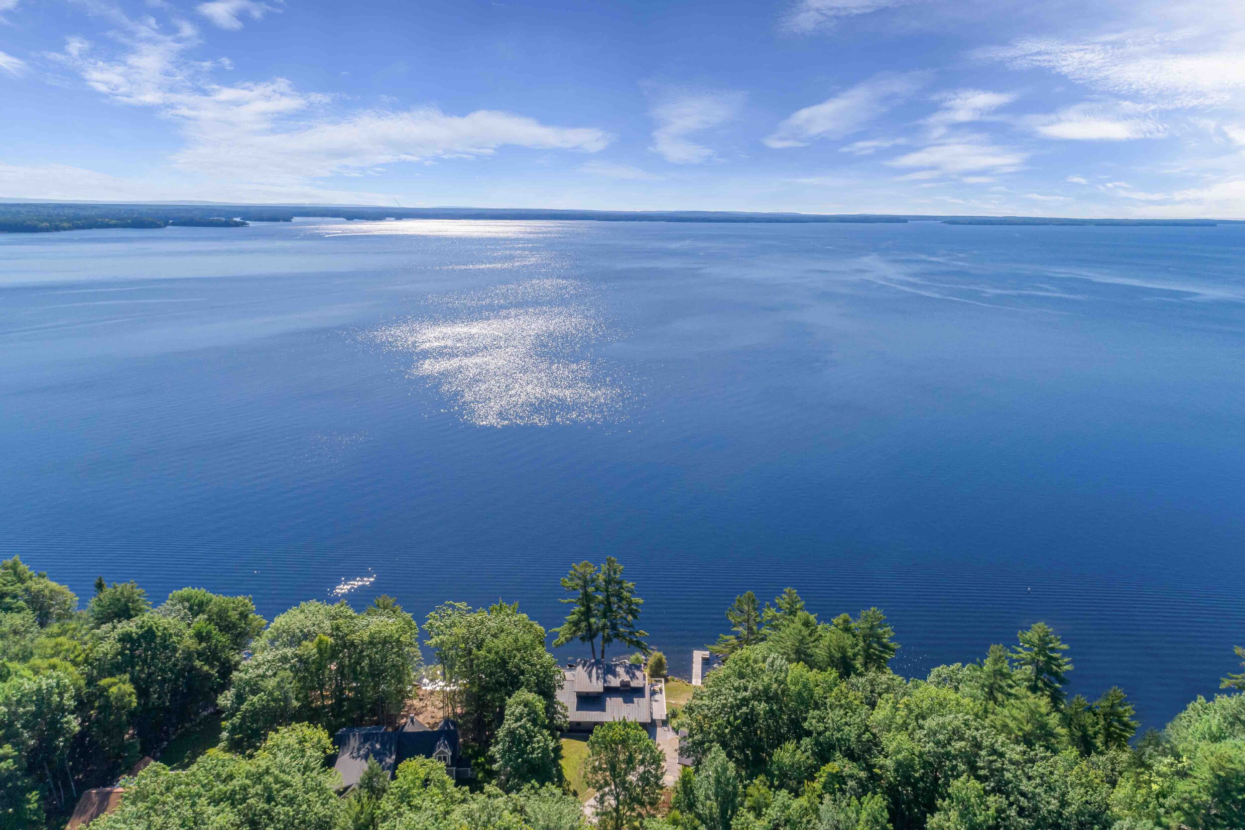 Sebago Lake’s glittering horizon stretches out in oceanesque tranquillity. Ross, Bill, and Bob transformed the site’s existing and tired struc- ture into a dwelling fit for the setting.